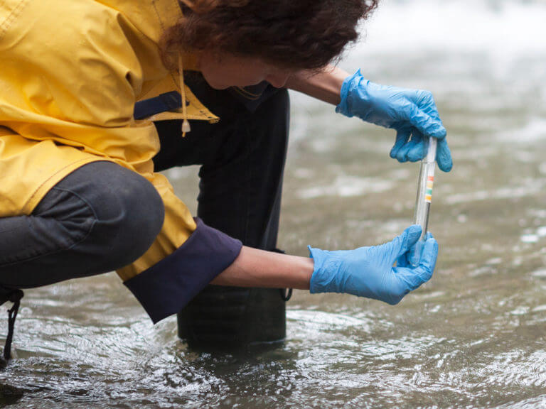 Measuring river water temperatur