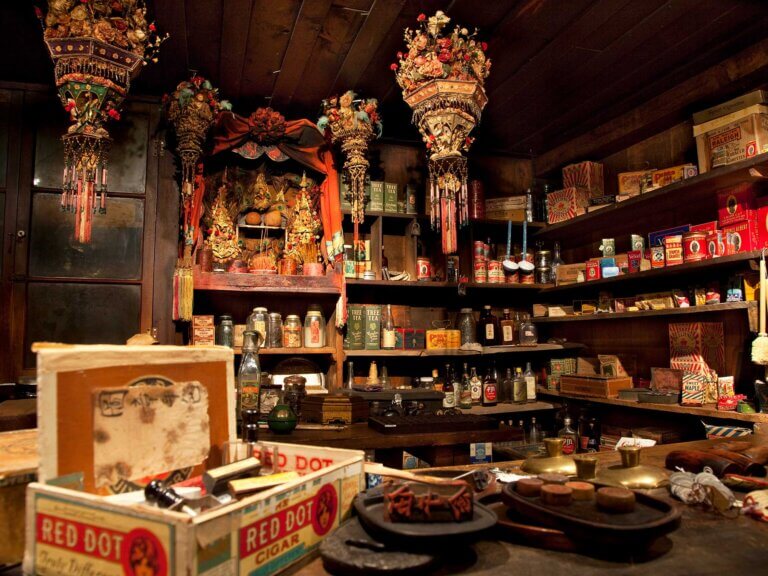 Store and alter at Kam Wah Chung